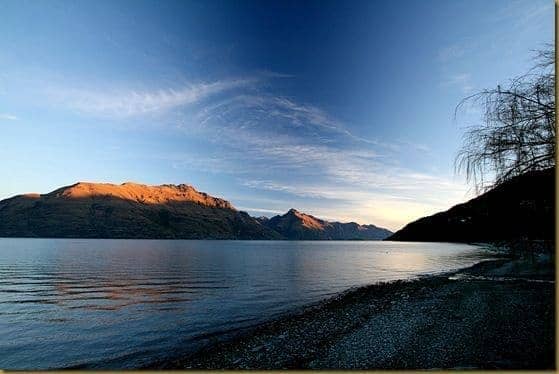 Lake Wakatipu blue sky mountains