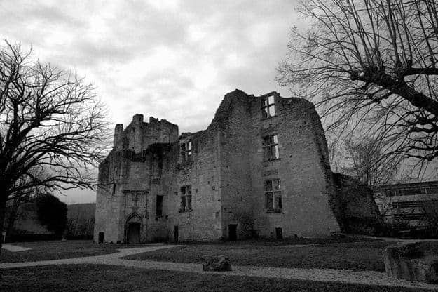 Barriere Castle ruins France perigueux.png