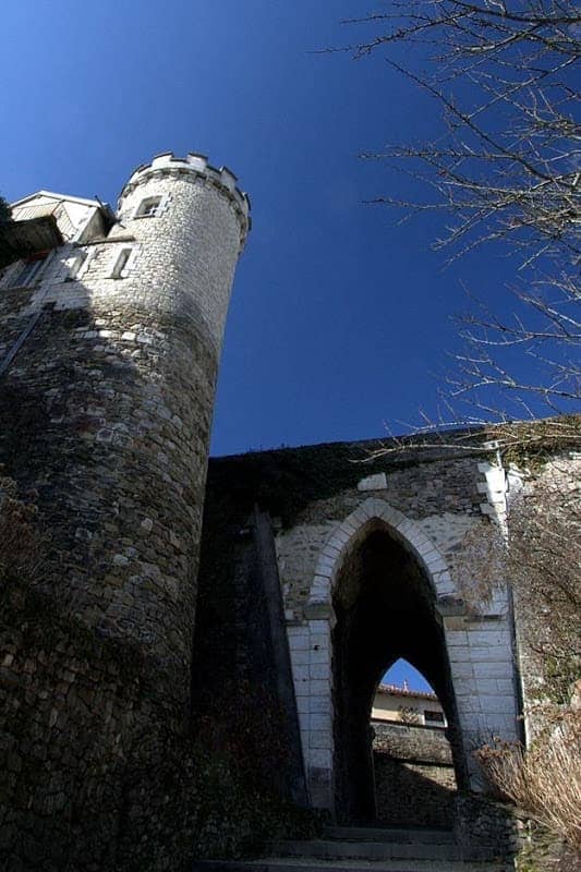 Nontron castle arch blue sky.png