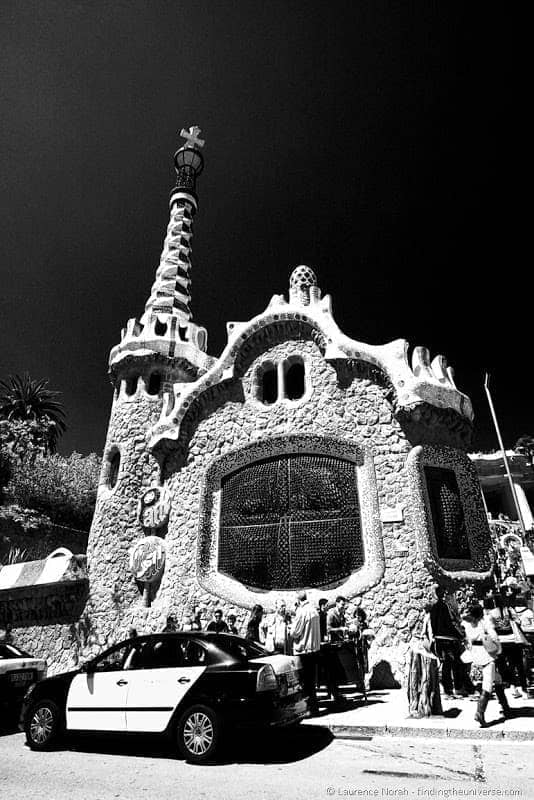 Parc guell entrance buildings barcelona gaudi 2