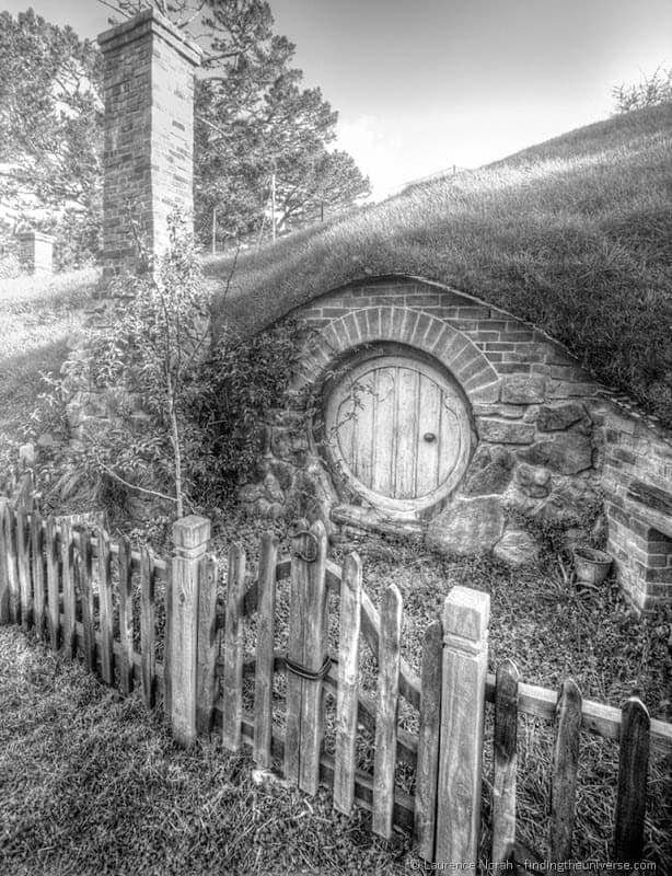 hobbit house with chimney hobbiton new zealand 2