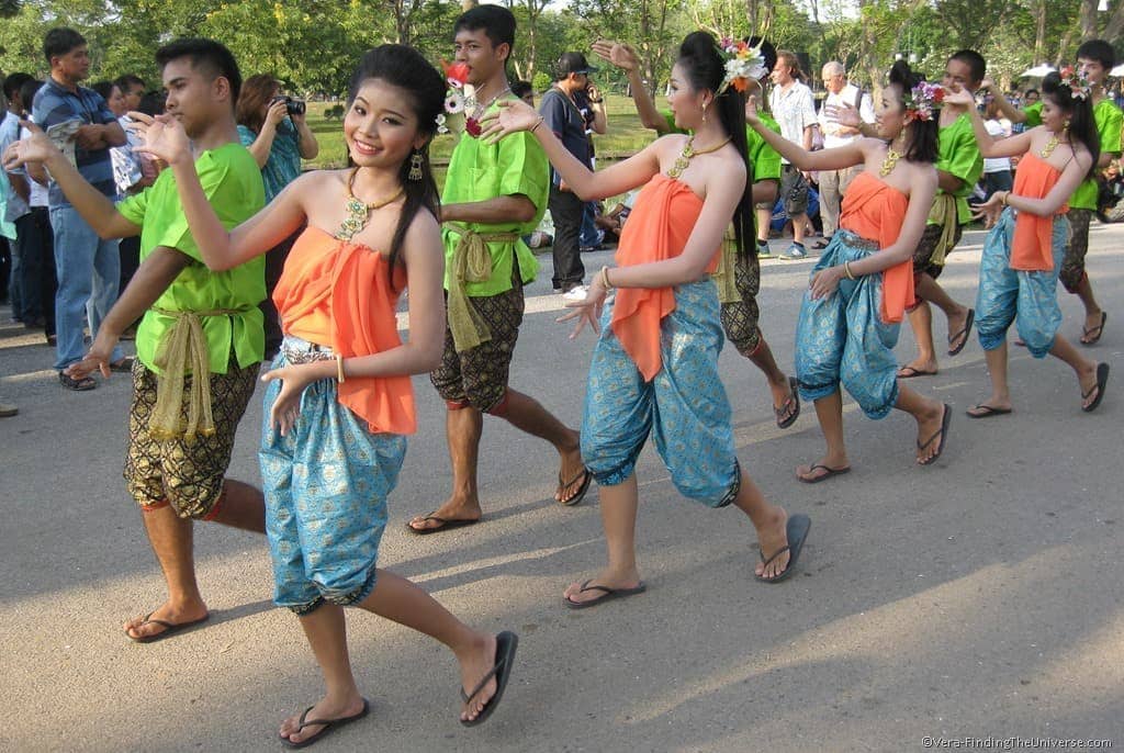 Loi Krathong Dancers