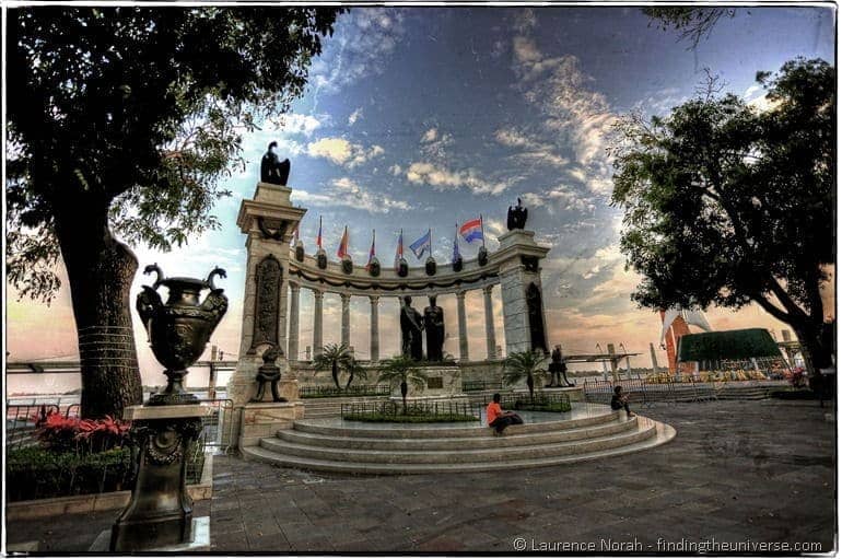 guayaquil statue malecon 2