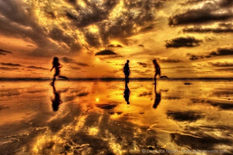 Sunset-canoa-children-running-silhou25255B125255D