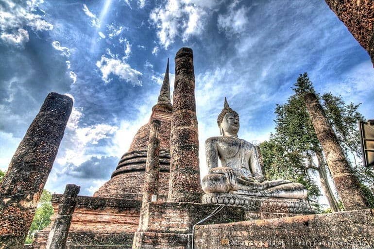 Wat and statue Sukhothai HDR