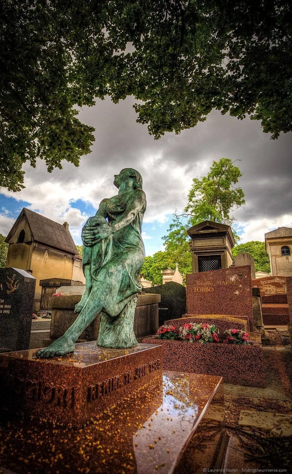 Pere la chaise statue on grave