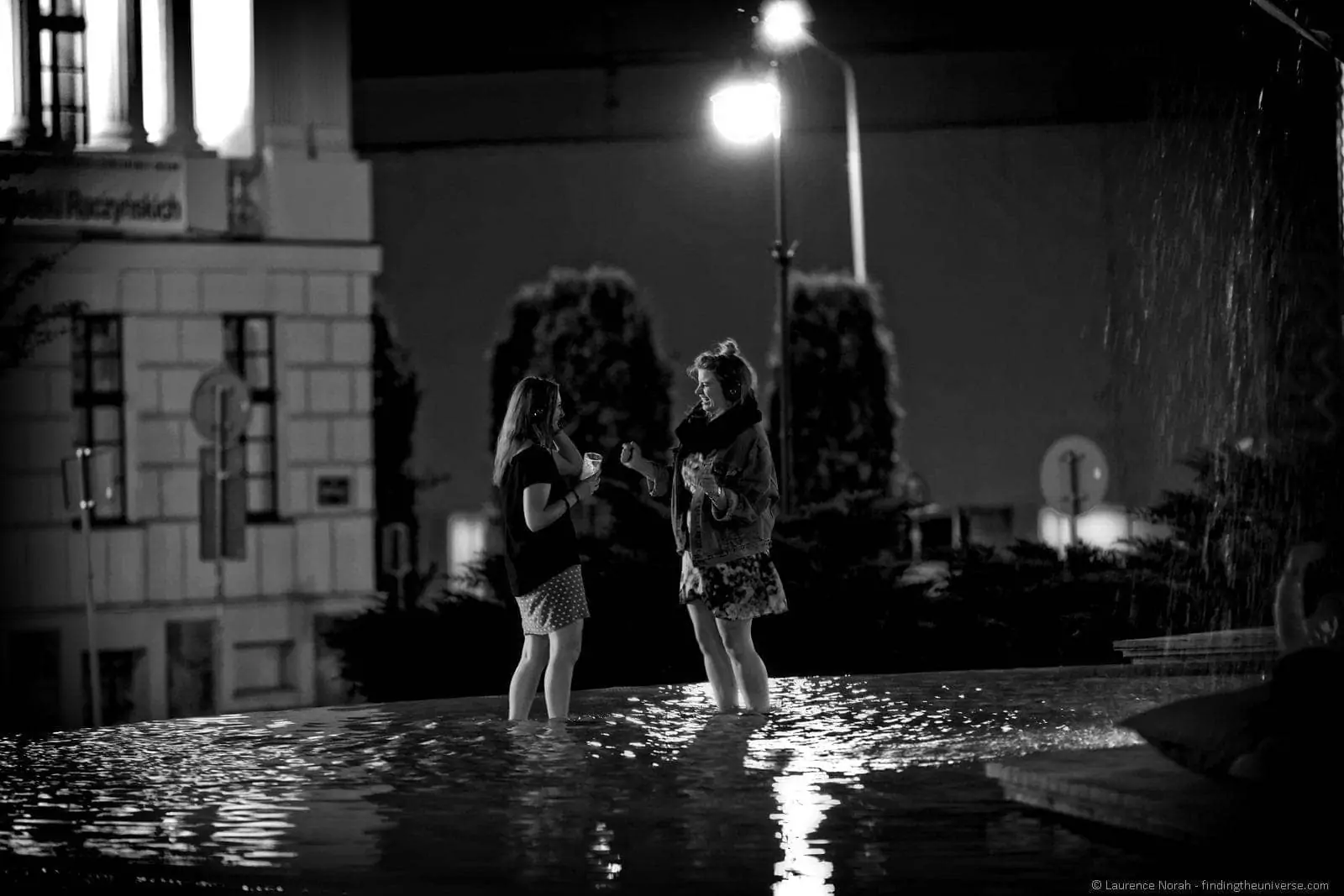 silent disco poznan girls dancing fountain