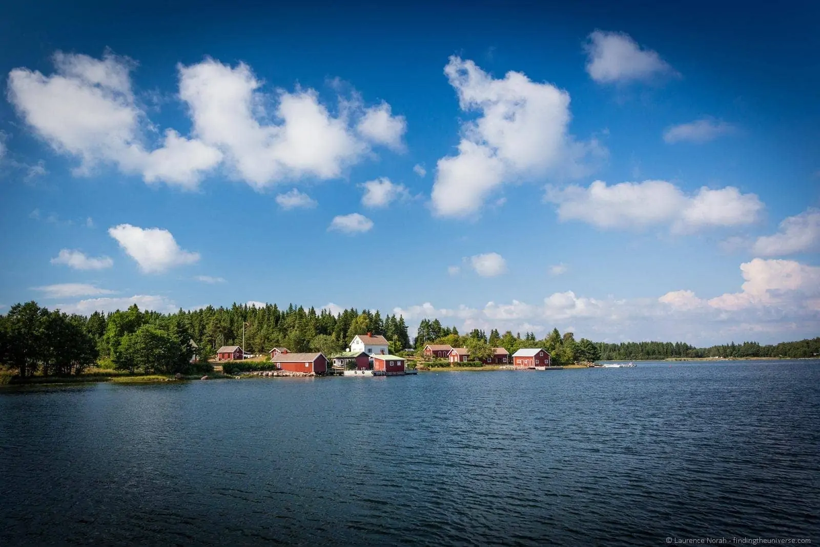 houses by lake finland