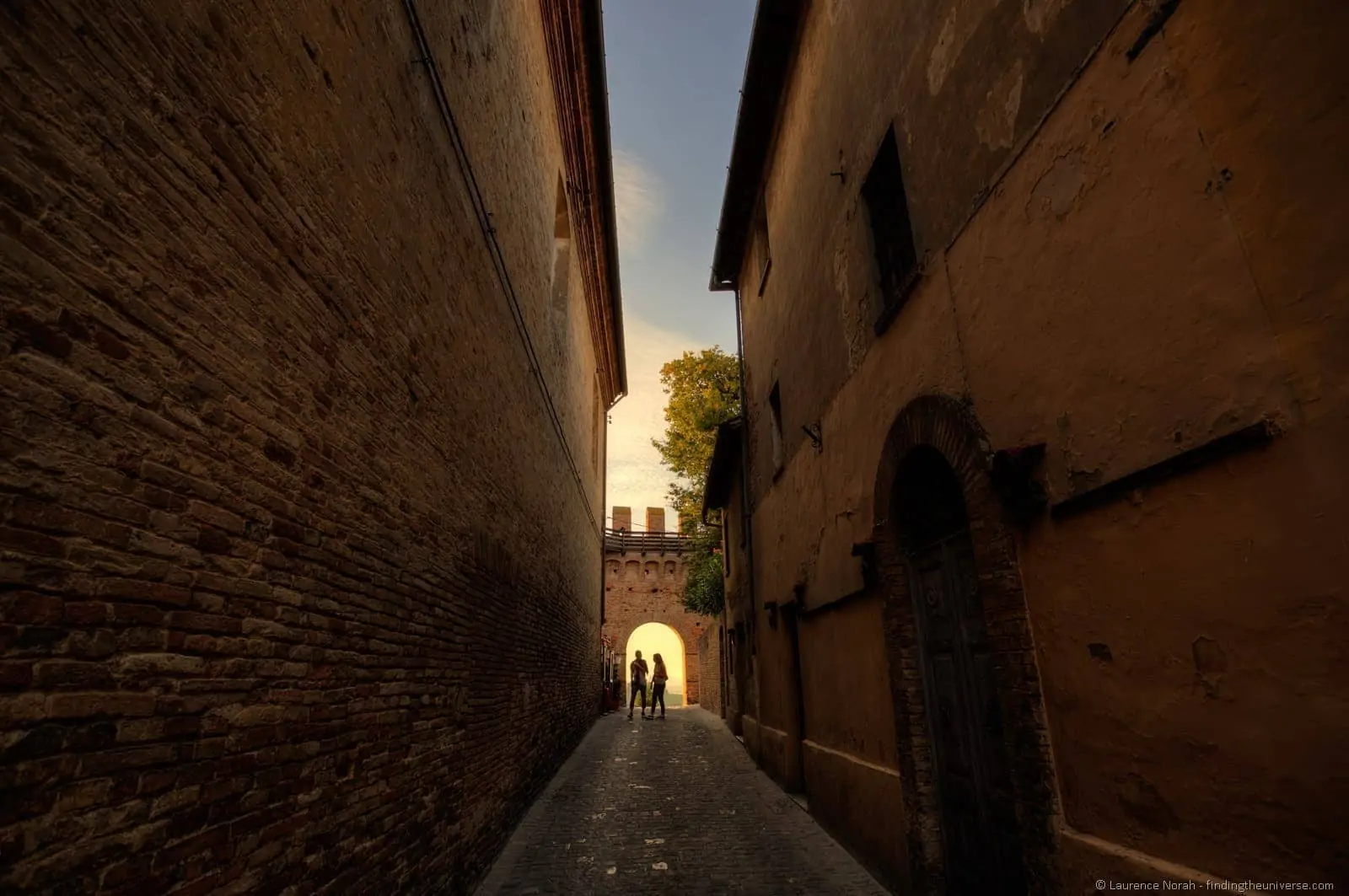 castello di gradara couple and city walls