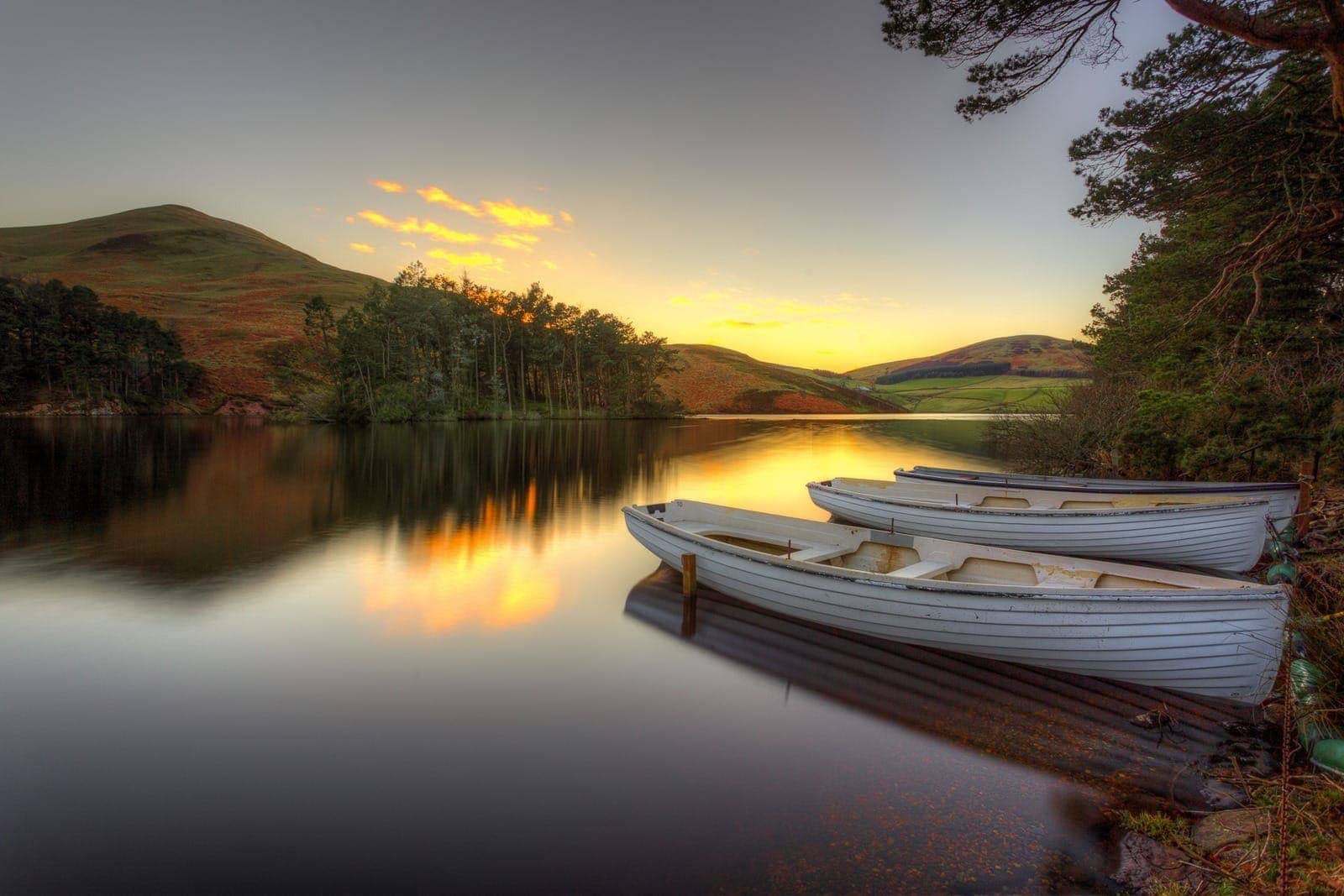 Pentland sunset resevoir boats