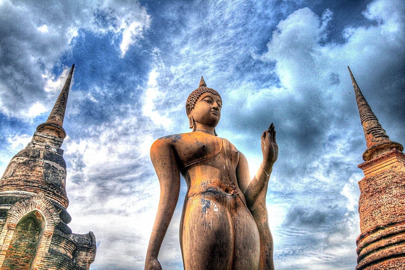 Two wats one statue hdr