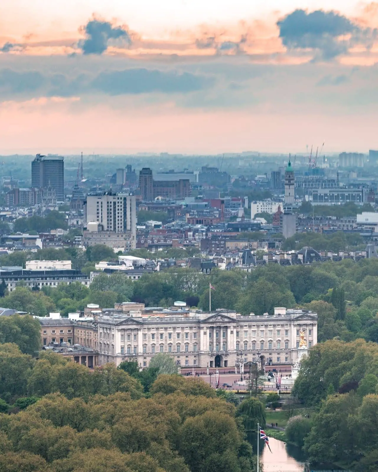 Buckingham palace from London Eye_by_Laurence Norah