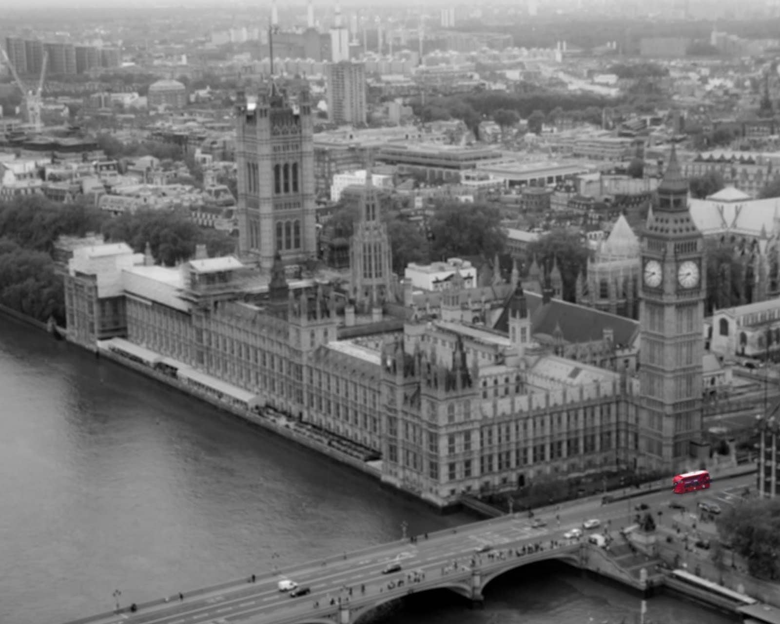 London bus and houses of parliament_by_Laurence Norah