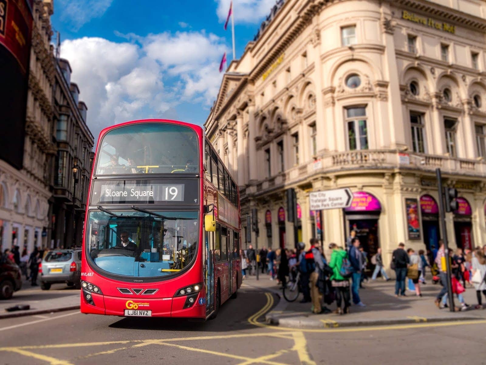 London bus picadilly circus_by_Laurence Norah