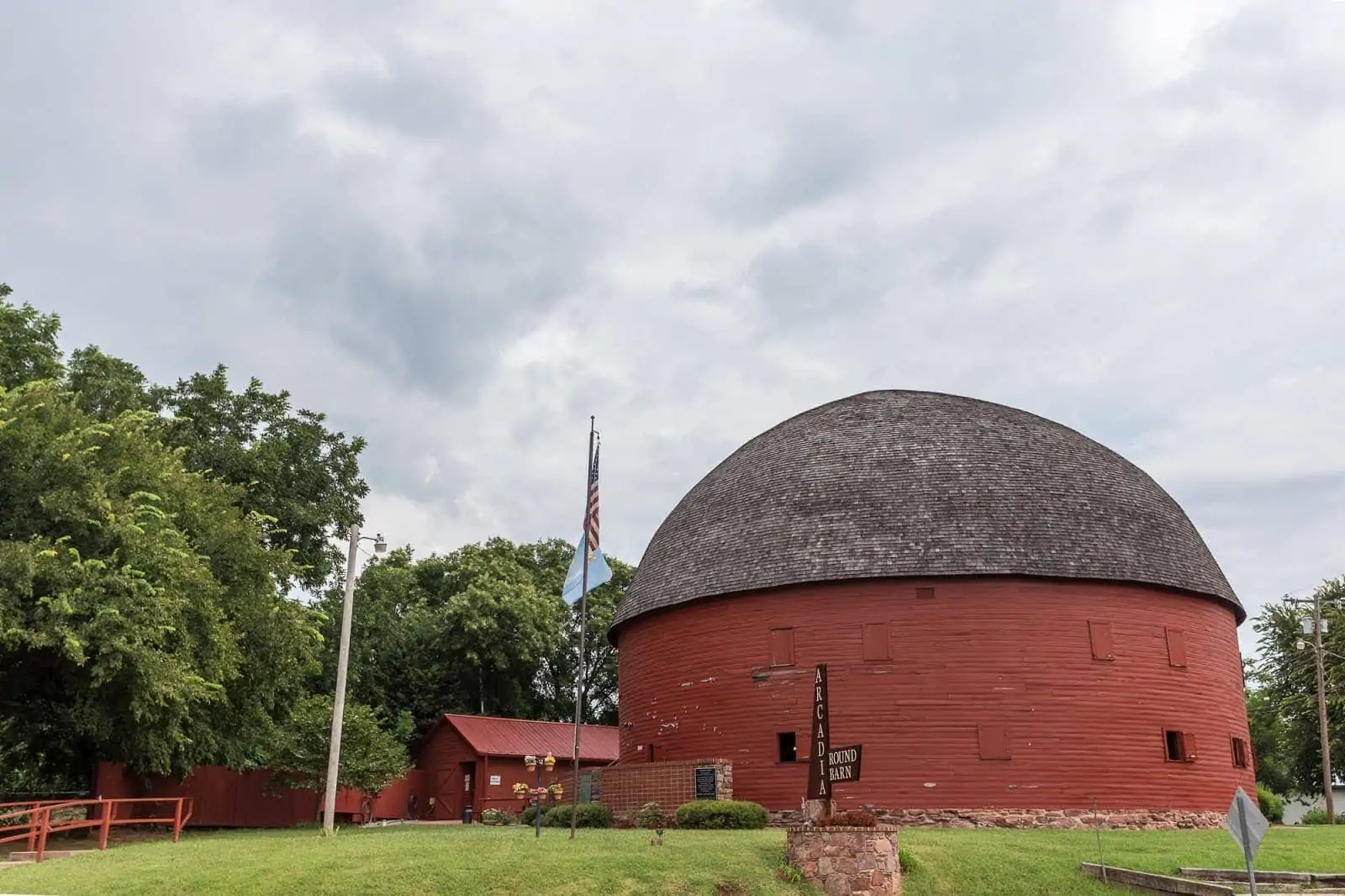 Round barn Arcadia Route 66 Oklahoma_by_Laurence Norah