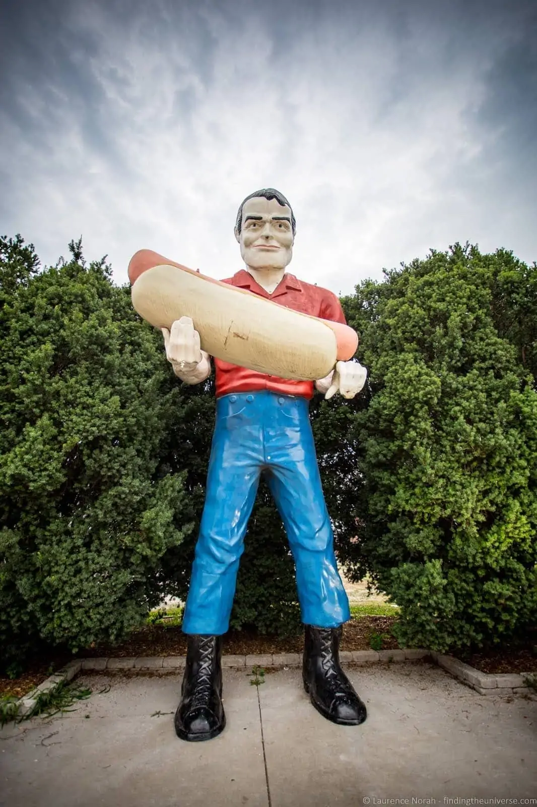 Muffler Man holding a hot dog in Atlanta on Route 66, Illinois