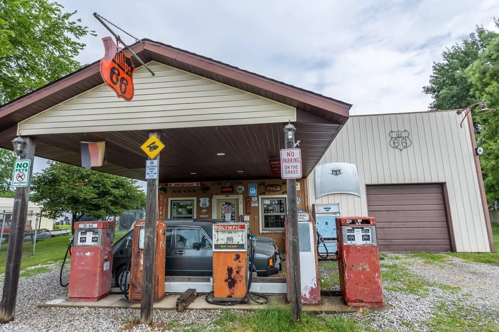 Henry's Rabbit Ranch in Staunton on Route 66, Illinois