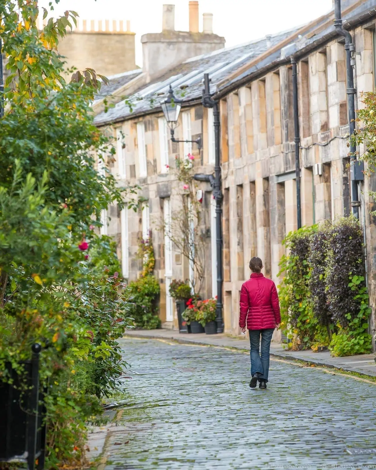 Circus Lane Edinburgh mews houses and lampposts