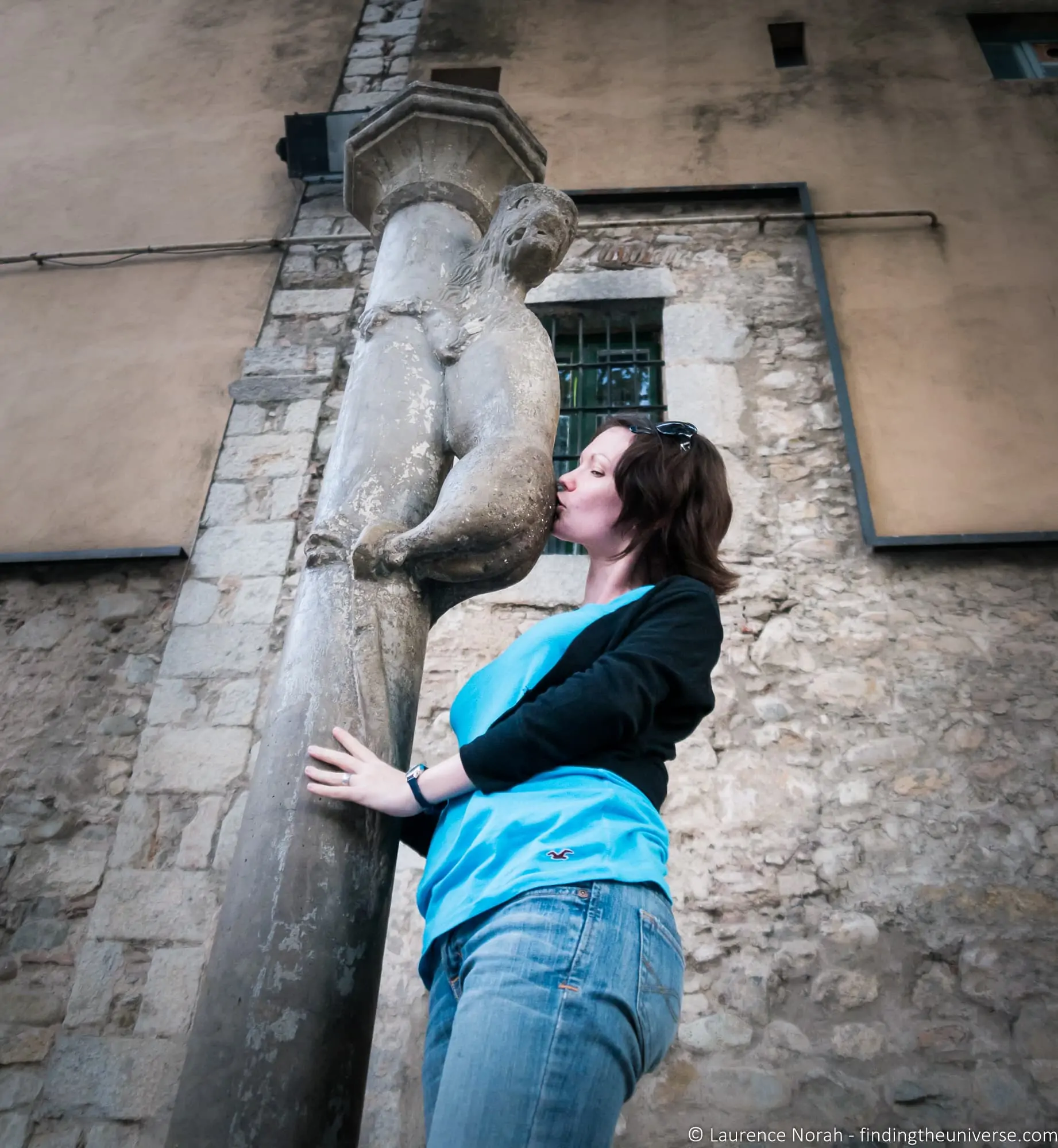Jess kissing the Girona lion statue