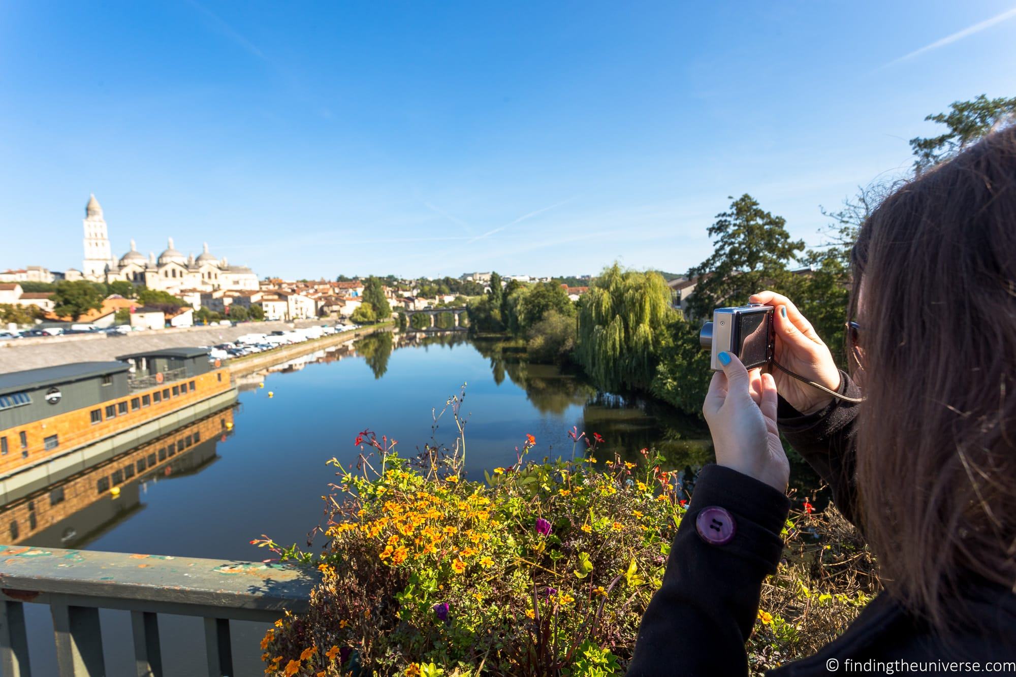 How to correctly hold a digital camera