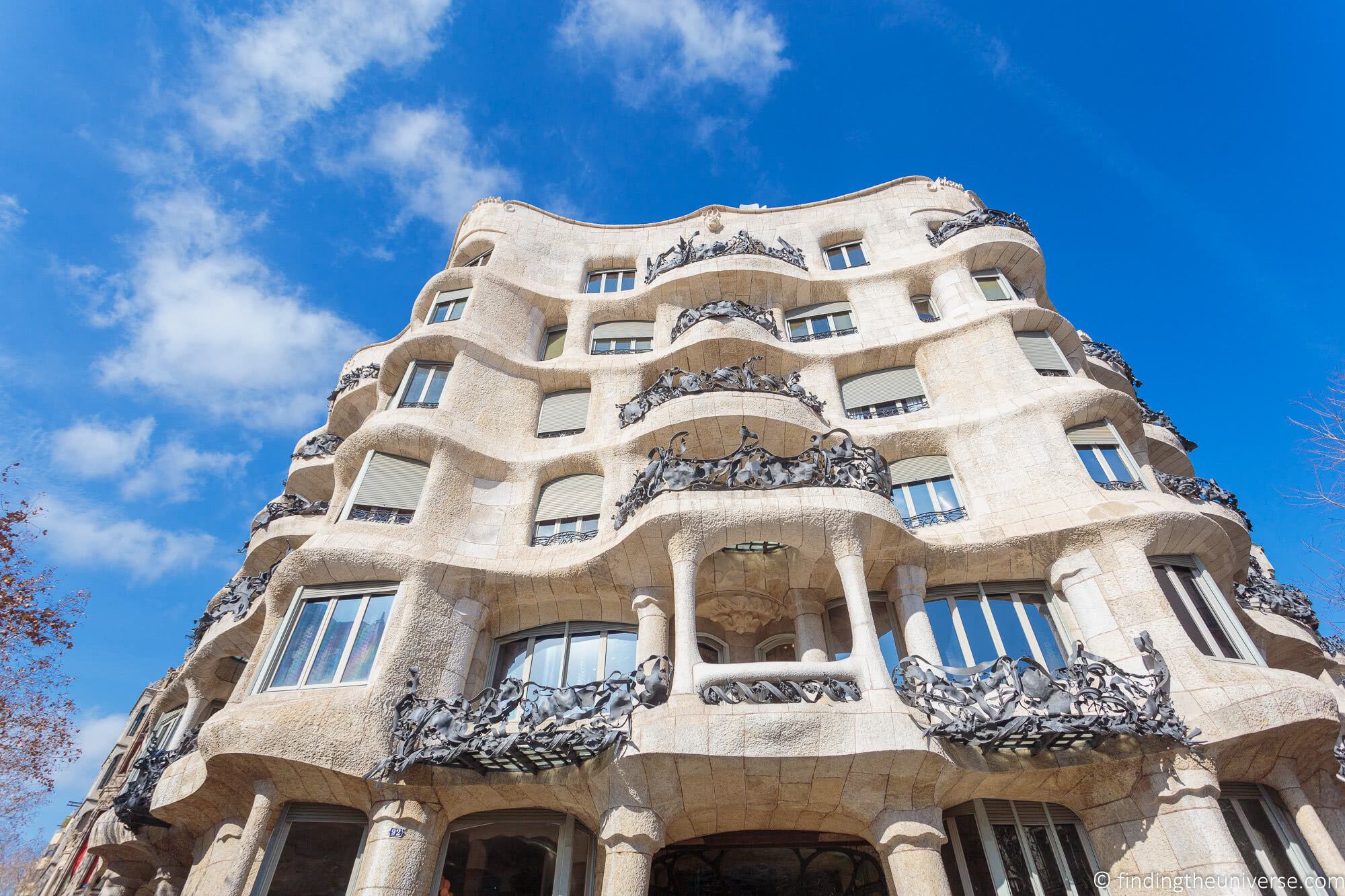 La Pedrera Barcelona facade_by_Laurence Norah