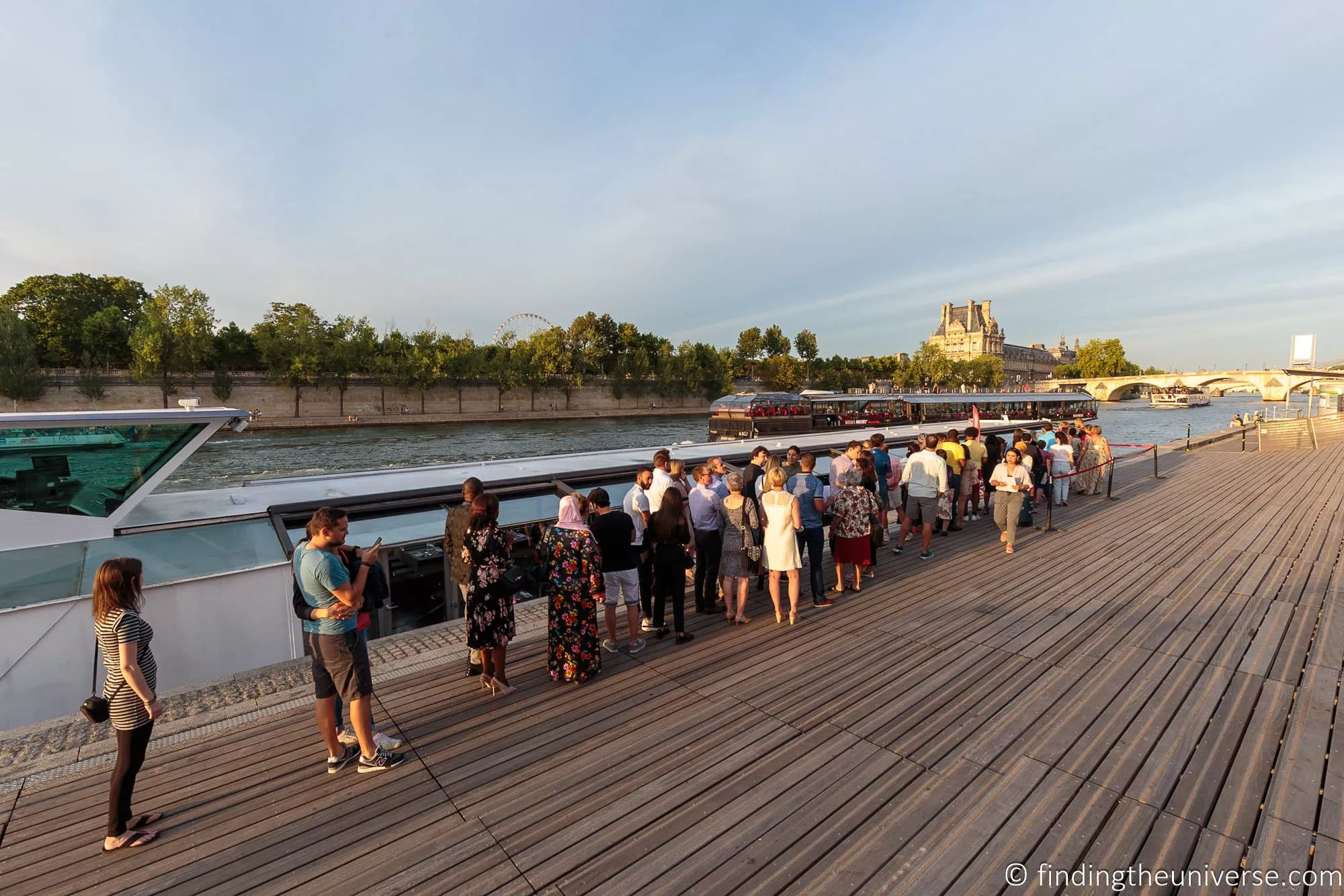 Paris Seine dinner cruise boarding