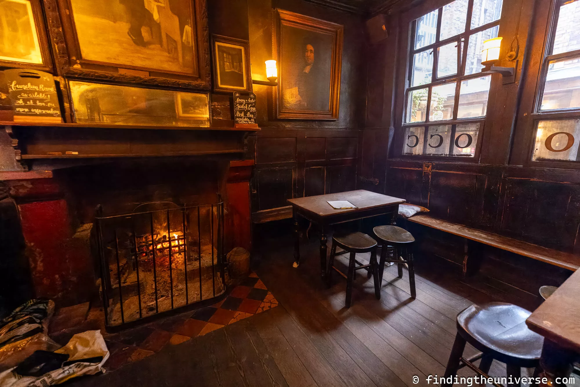 Traditional London Pub by Laurence Norah