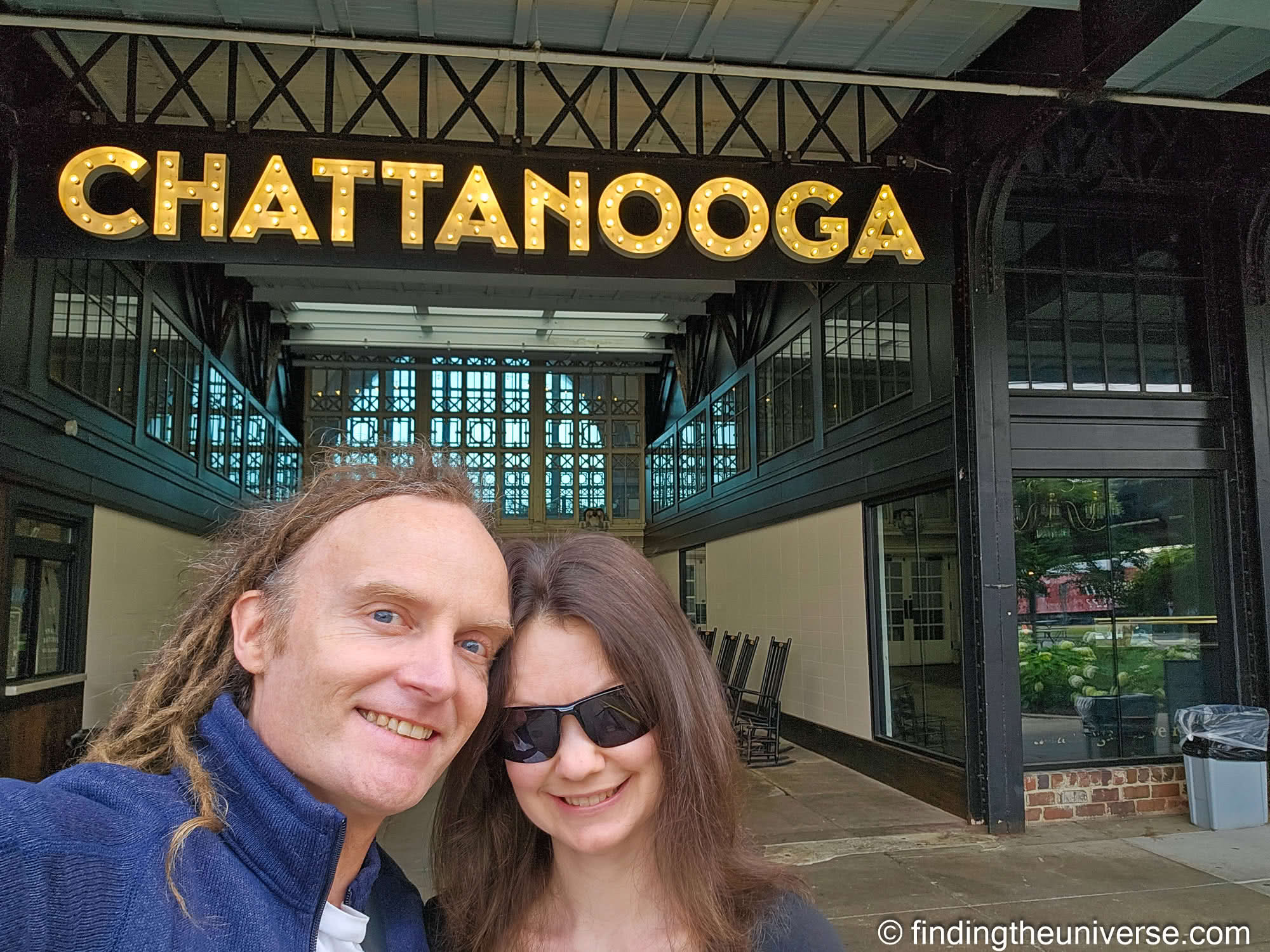 Chattanooga sign Laurence and Jessica by Laurence Norah