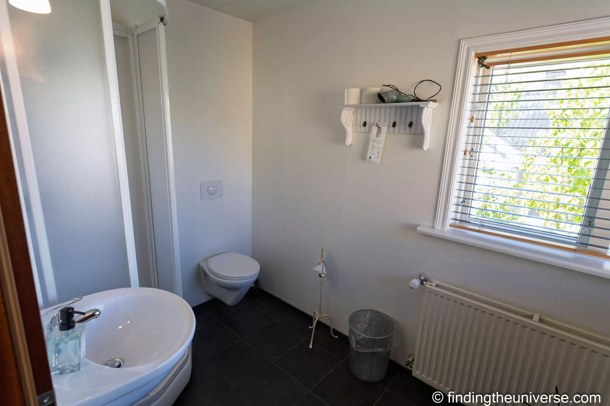 Compact bathroom at the Fisherman Guesthouse