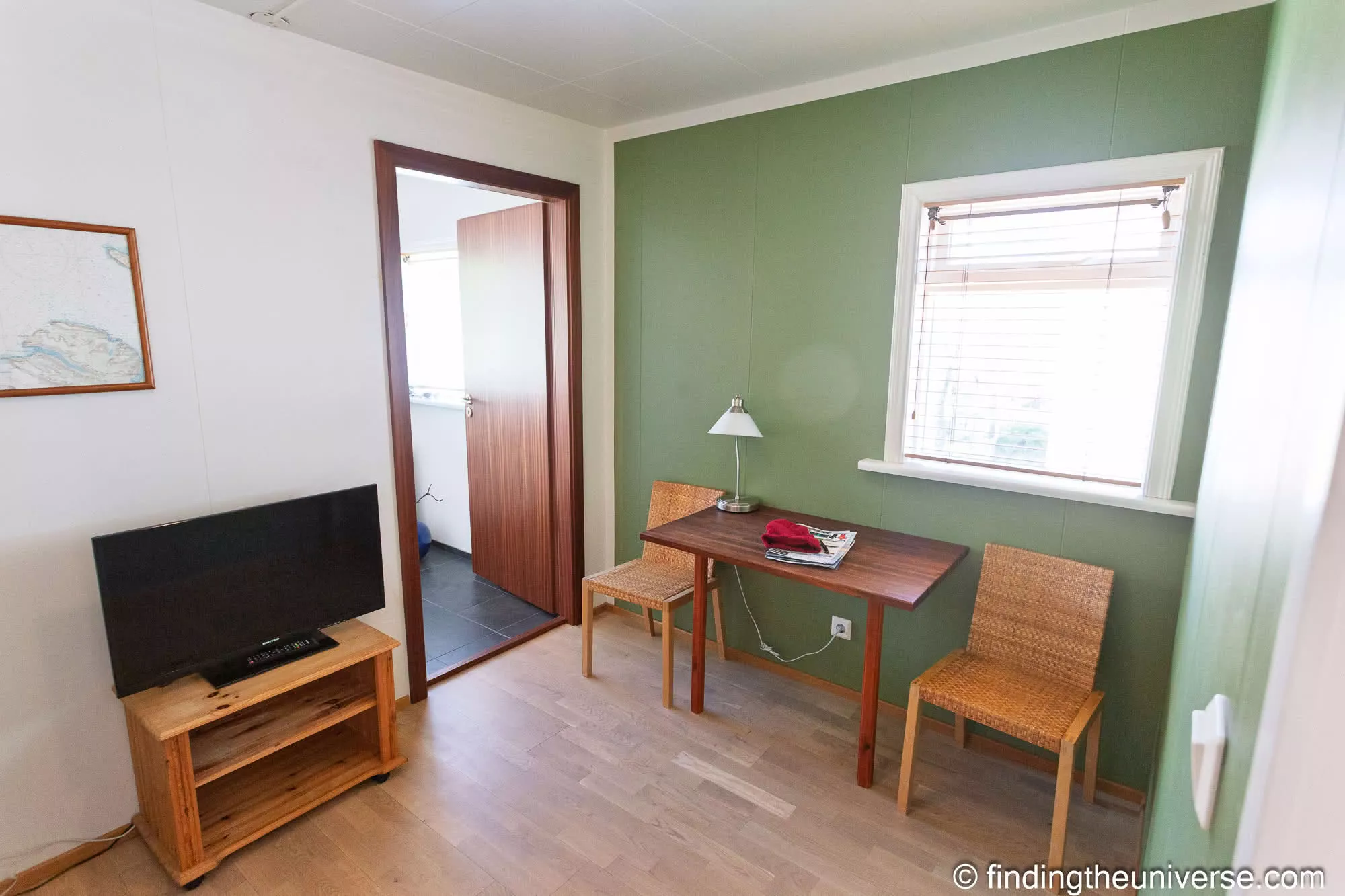 Fisherman Guesthouse room with a desk and green walls