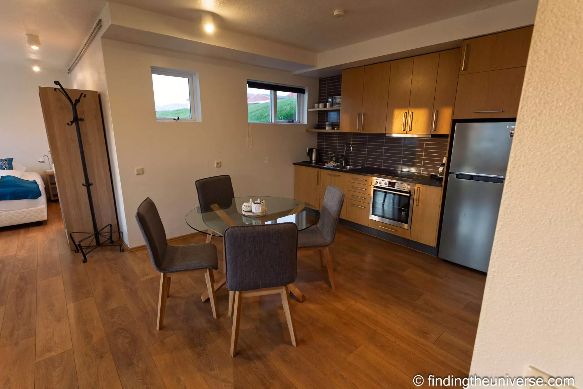 Kitchen and dining table in a Hotel Framtid apartment