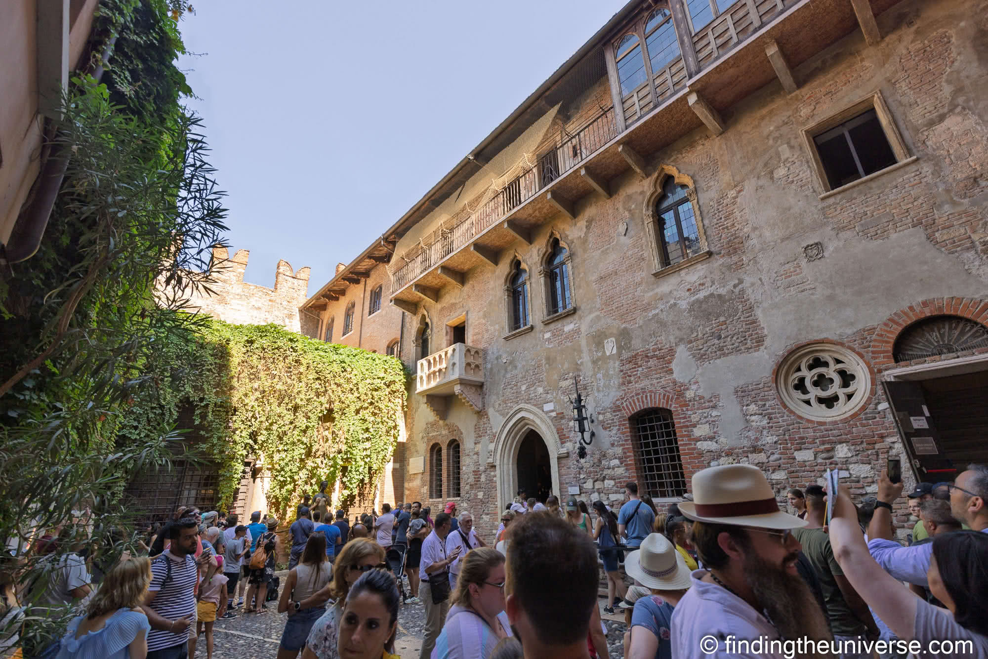 Casa di Guilietta Verona by Laurence Norah