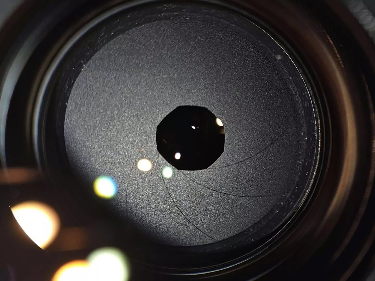 The same lens stopped down to f/8, the aperture now a smaller polygon