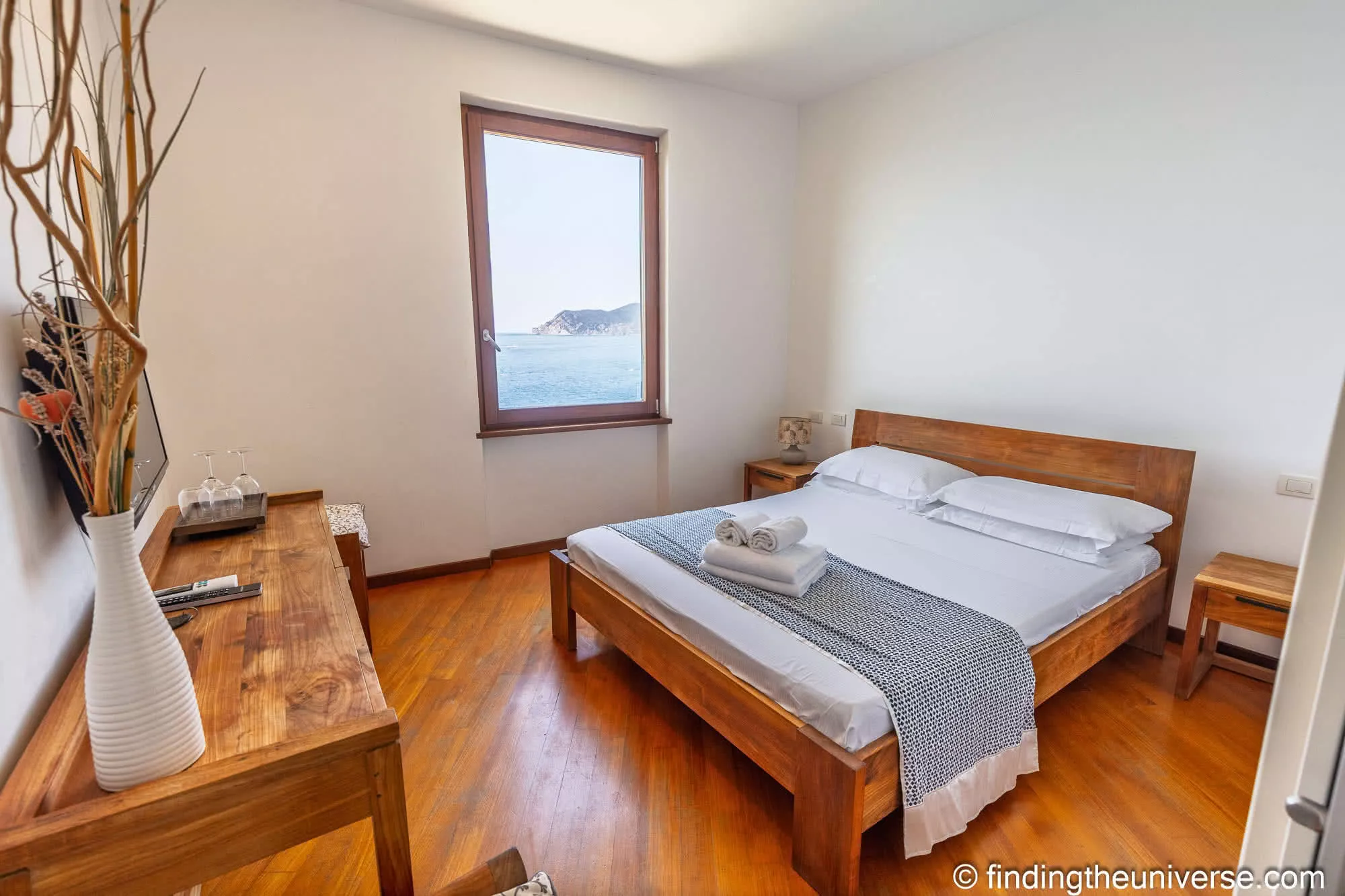 A sea-view room at Arpaiu guesthouse in Manarola