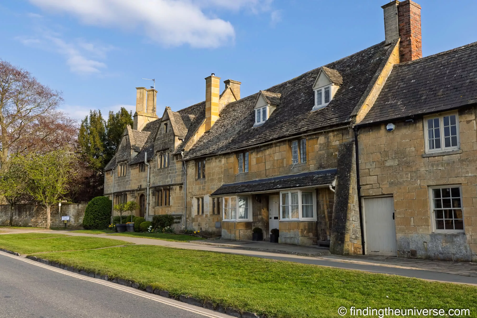Broadway cottages along the village green