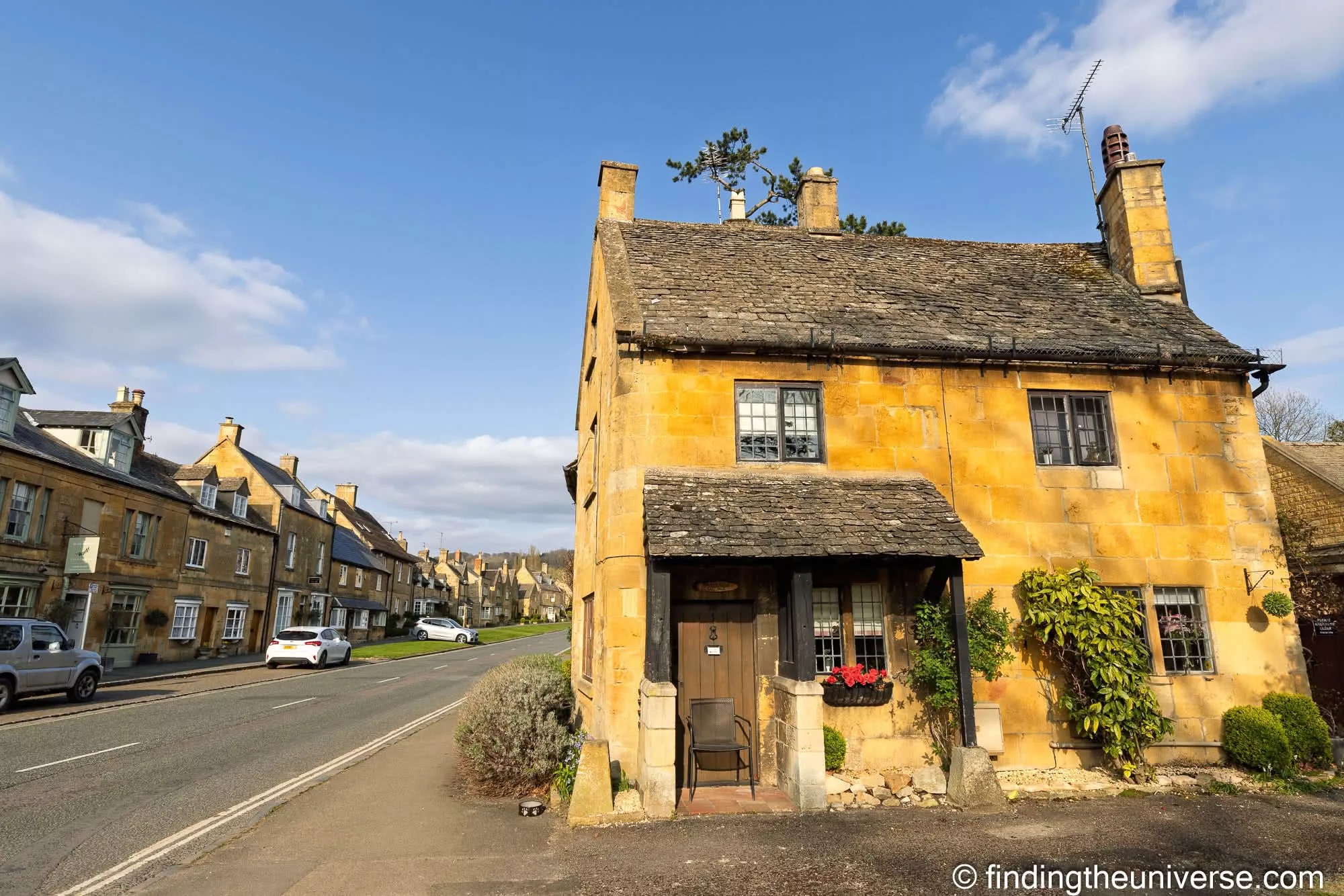 Broadway tall cottage on the High Street bend