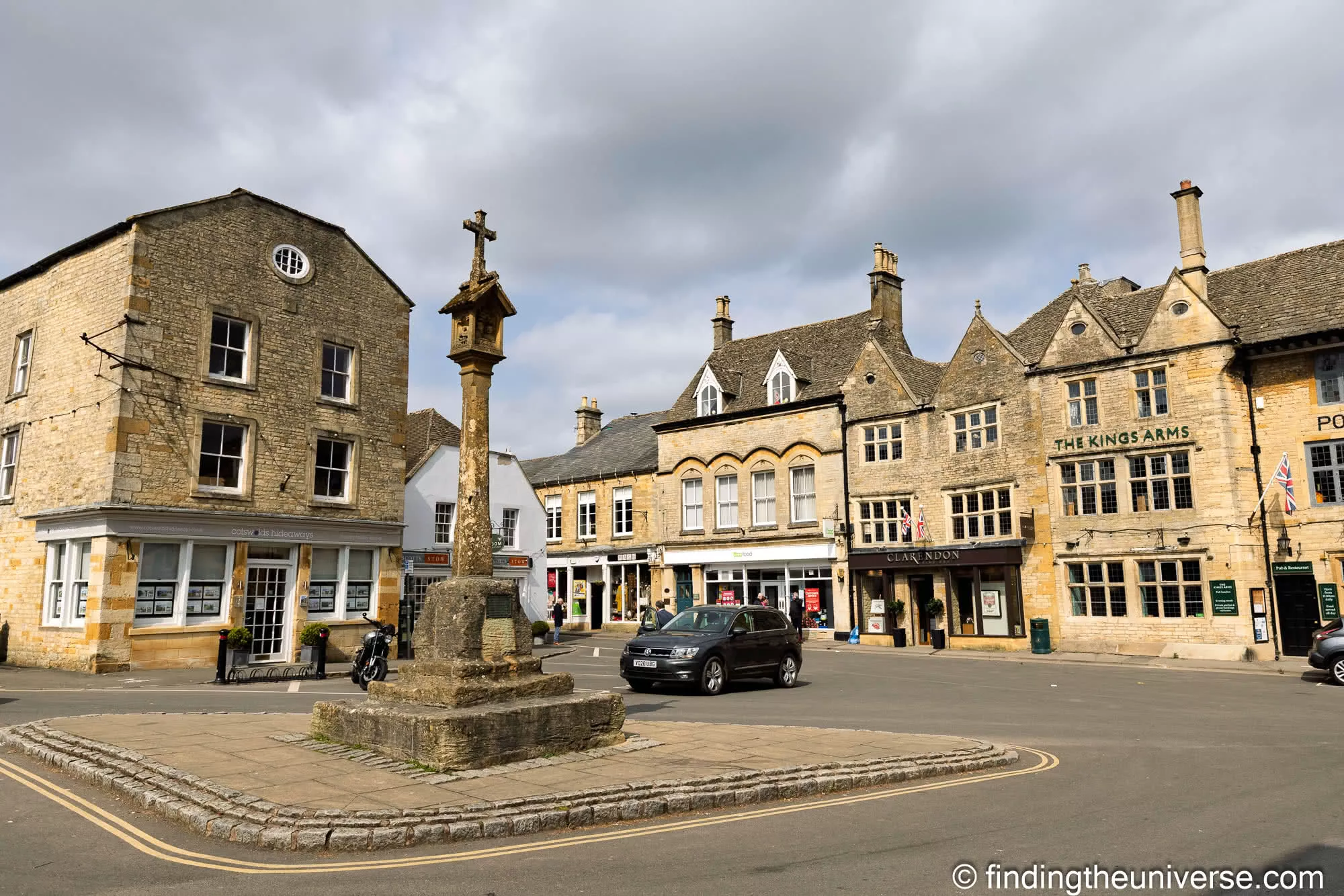Stow-on-the-Wold market cross and The Kings Arms
