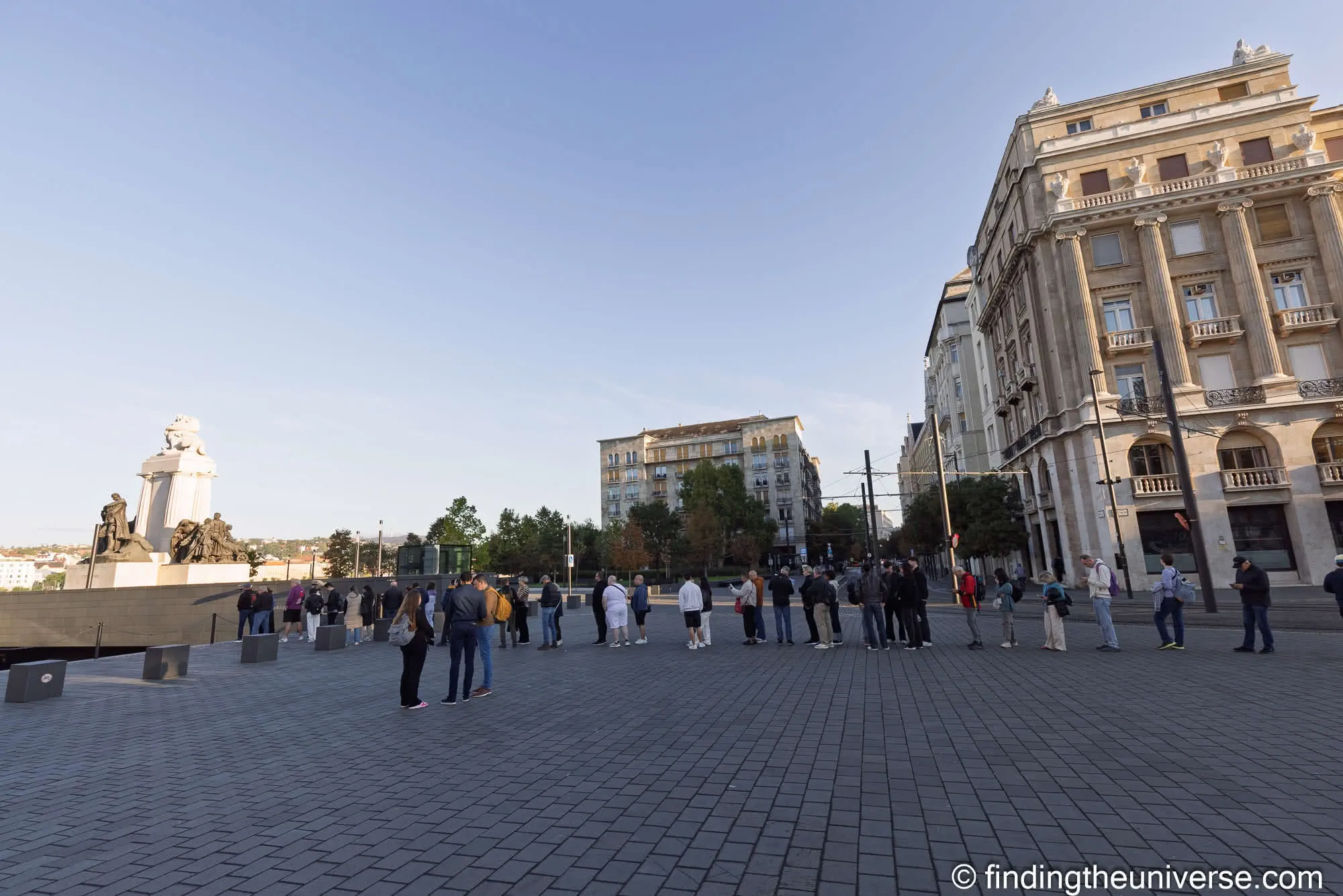 Queue for same-day Parliament tour tickets on Kossuth tér, Budapest
